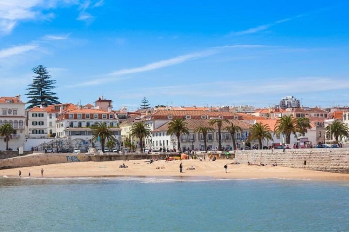 una spiaggia con un gruppo di persone ed edifici