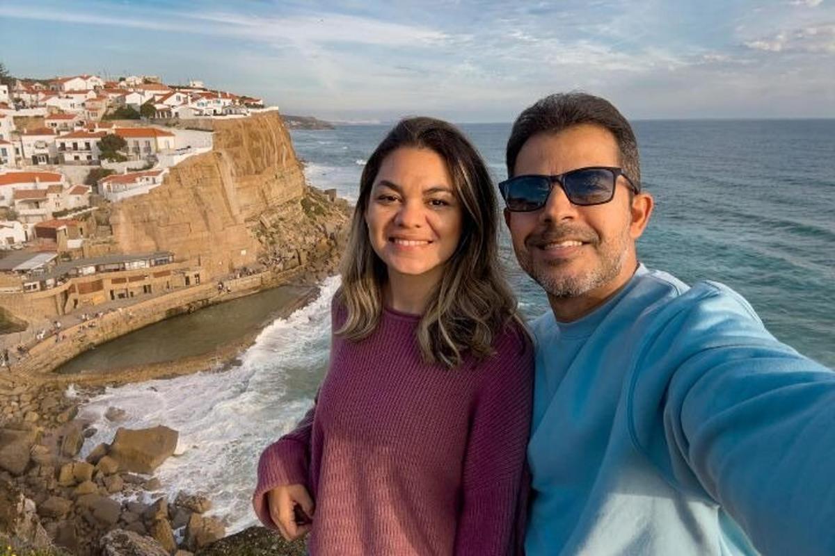 un uomo e una donna in piedi accanto all'oceano
