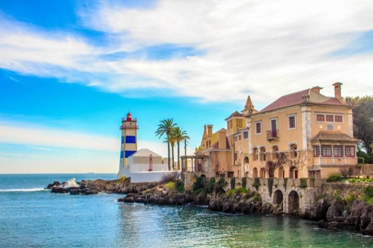 uma casa e um farol na água