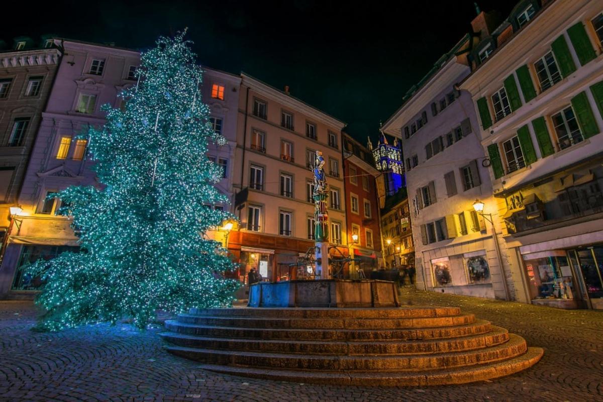 un arbre de Nadal al mig d'un carrer