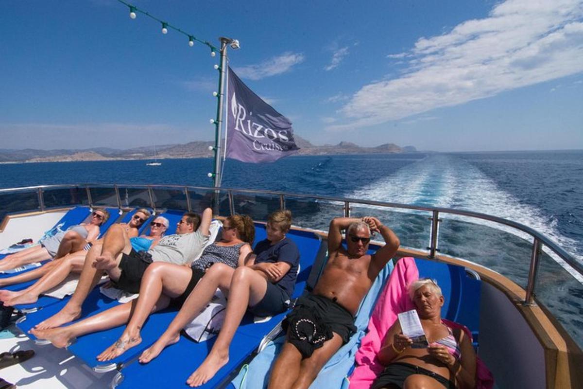 un grupo de personas sentadas en la cubierta de un barco