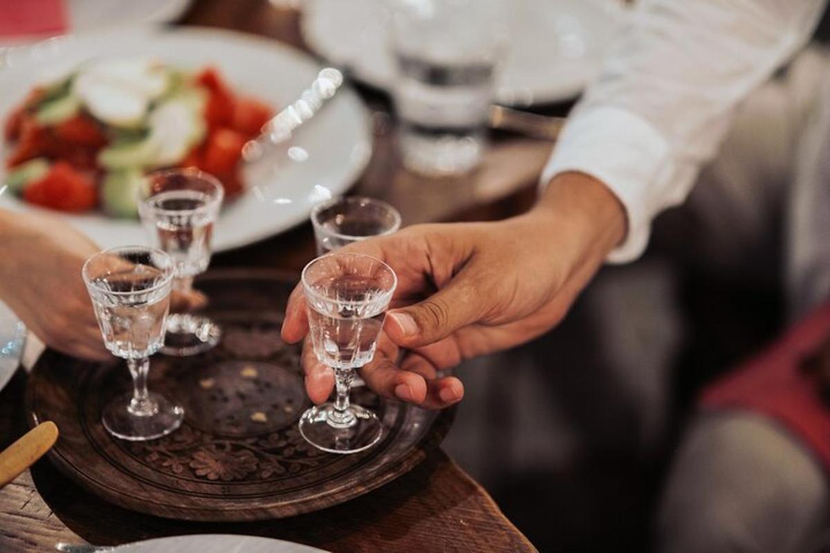 un uomo che tiene un bicchiere di vino su un tavolo