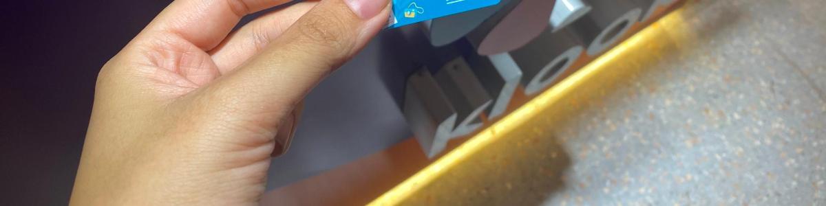 một người đang cầm điện thoại di động trên tay