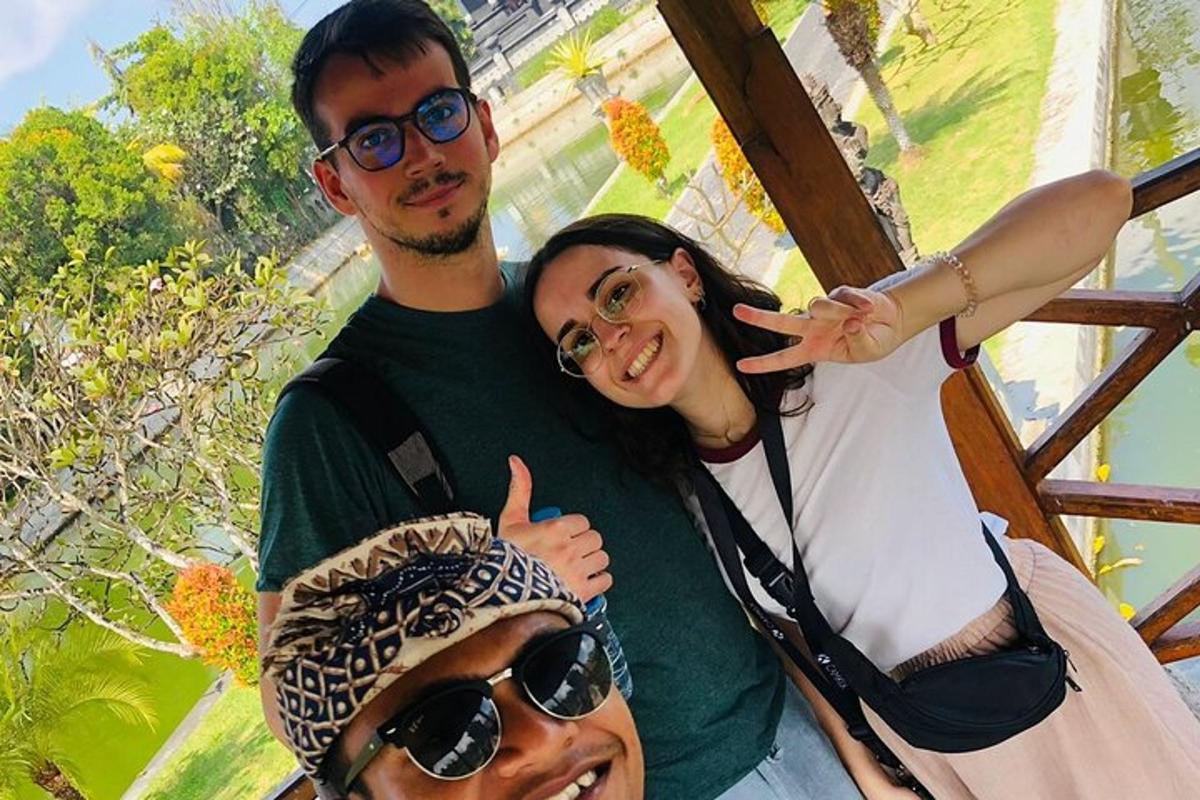 sekumpulan tiga orang bergambar