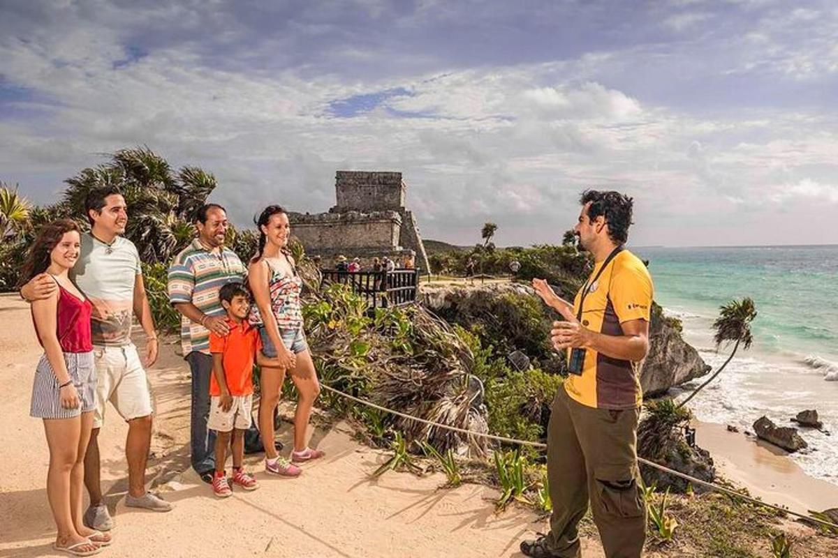 un grupo de personas de pie en la playa
