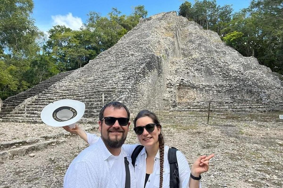 muškarac i žena stoje ispred piramide