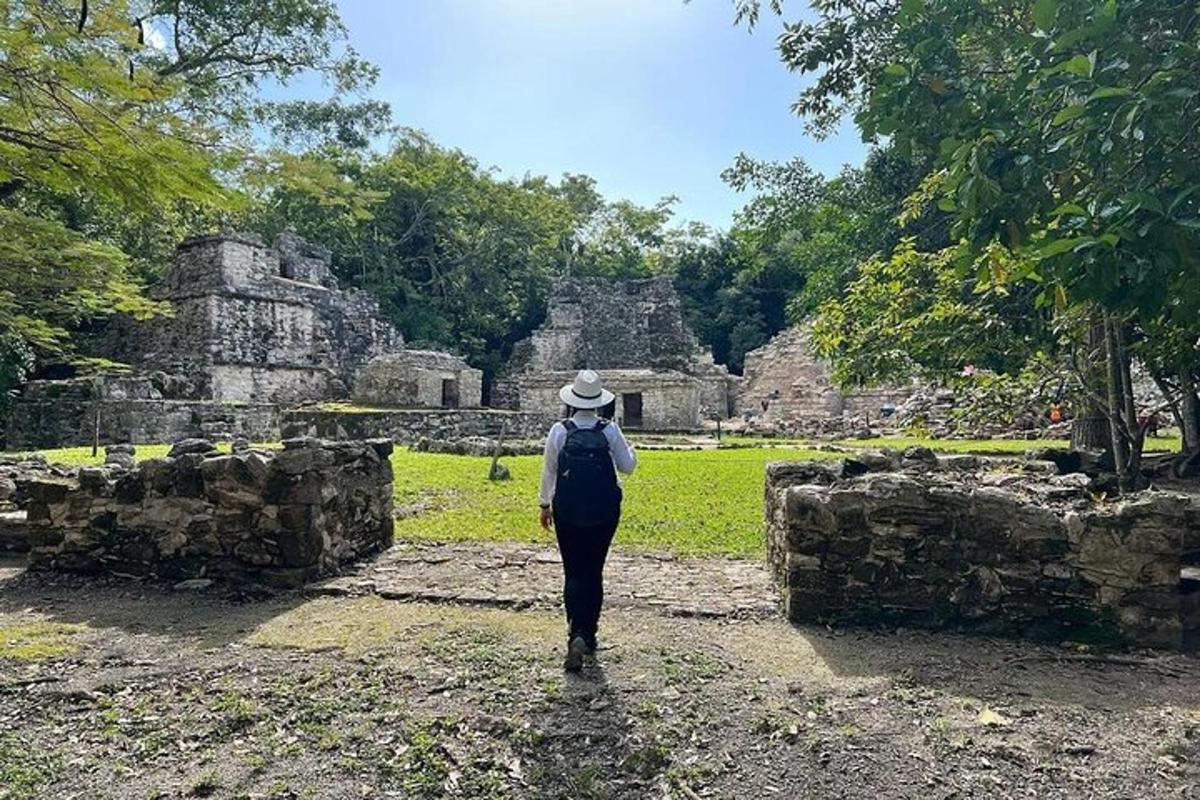 una persona caminando frente a unas ruinas