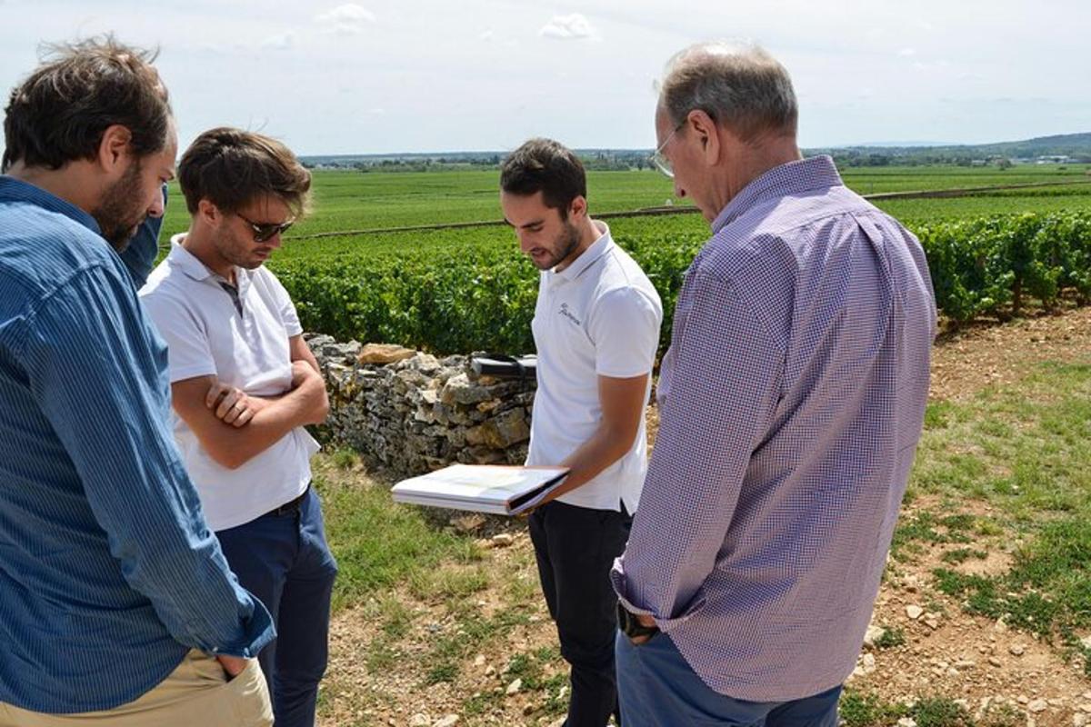 un gruppo di uomini in piedi davanti a un campo