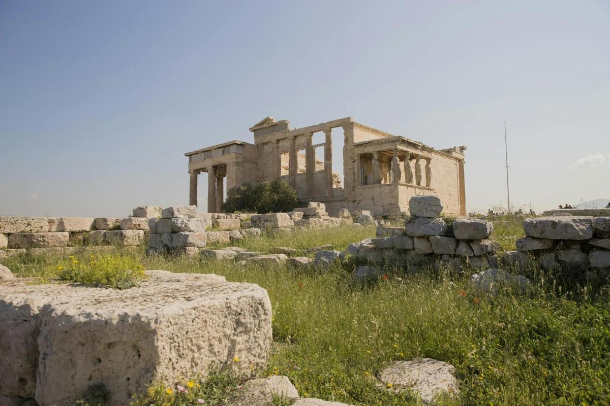 un antico edificio con pilastri in un campo