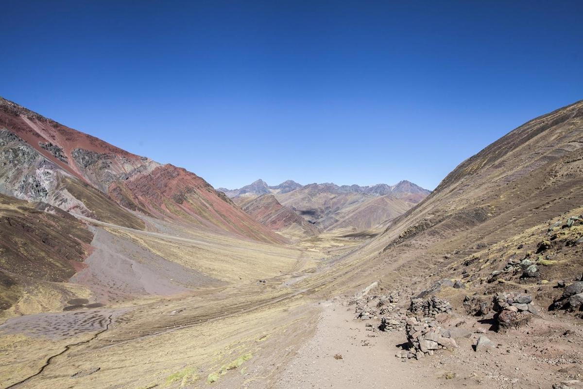 una strada sterrata in mezzo a una montagna