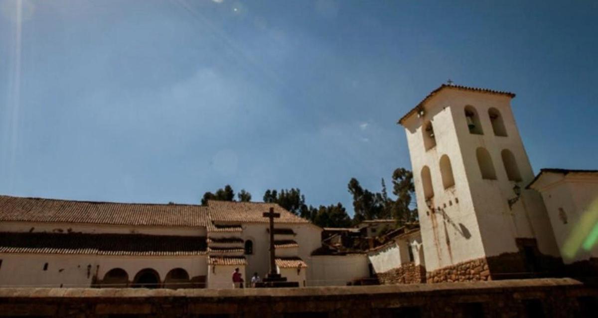 un edifici amb una torre de rellotge en una ciutat