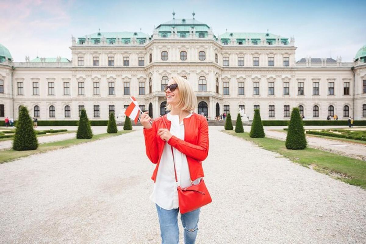 žena stojící před velkou budovou
