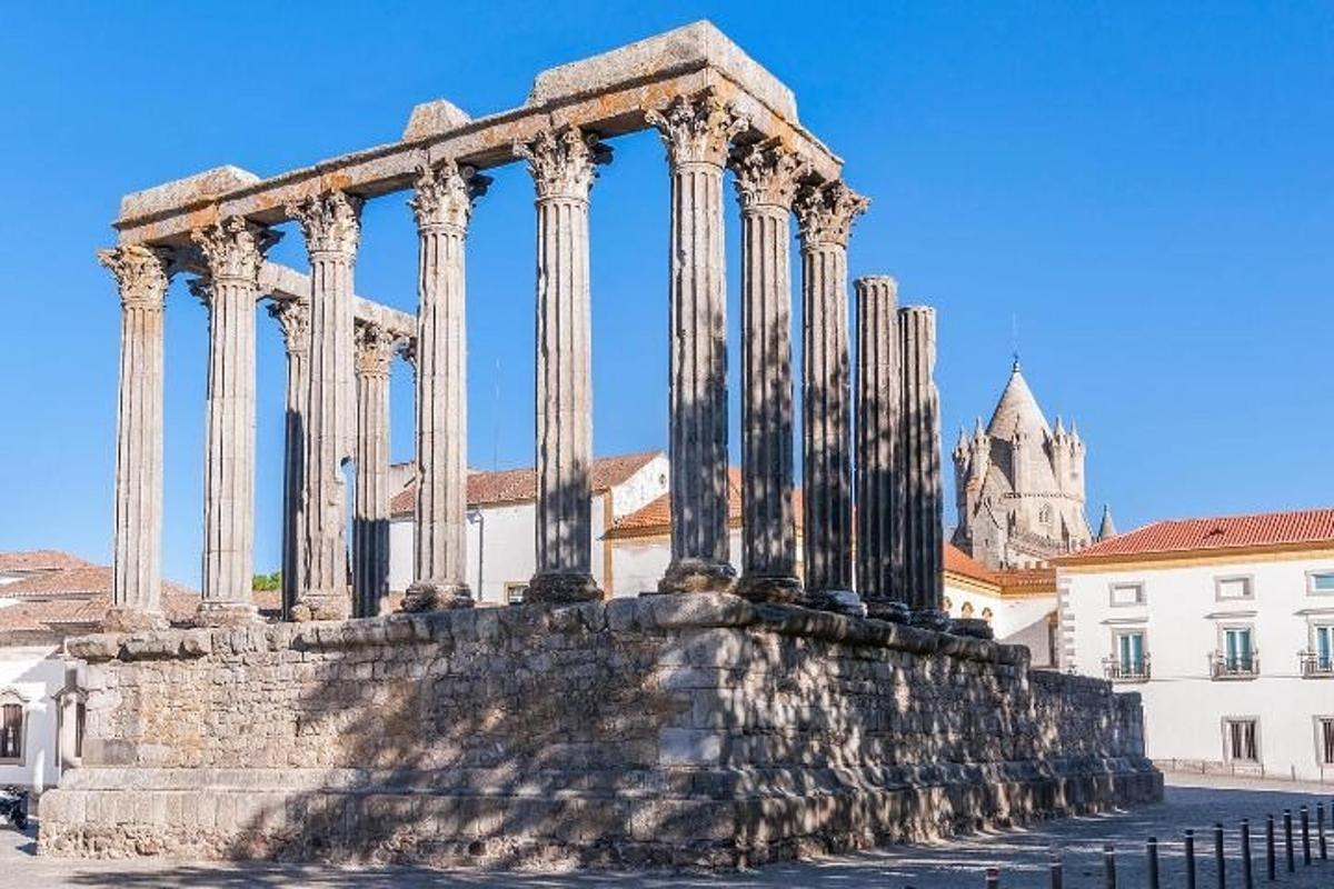 ένας αρχαίος ναός με κίονες μπροστά από ένα κτίριο