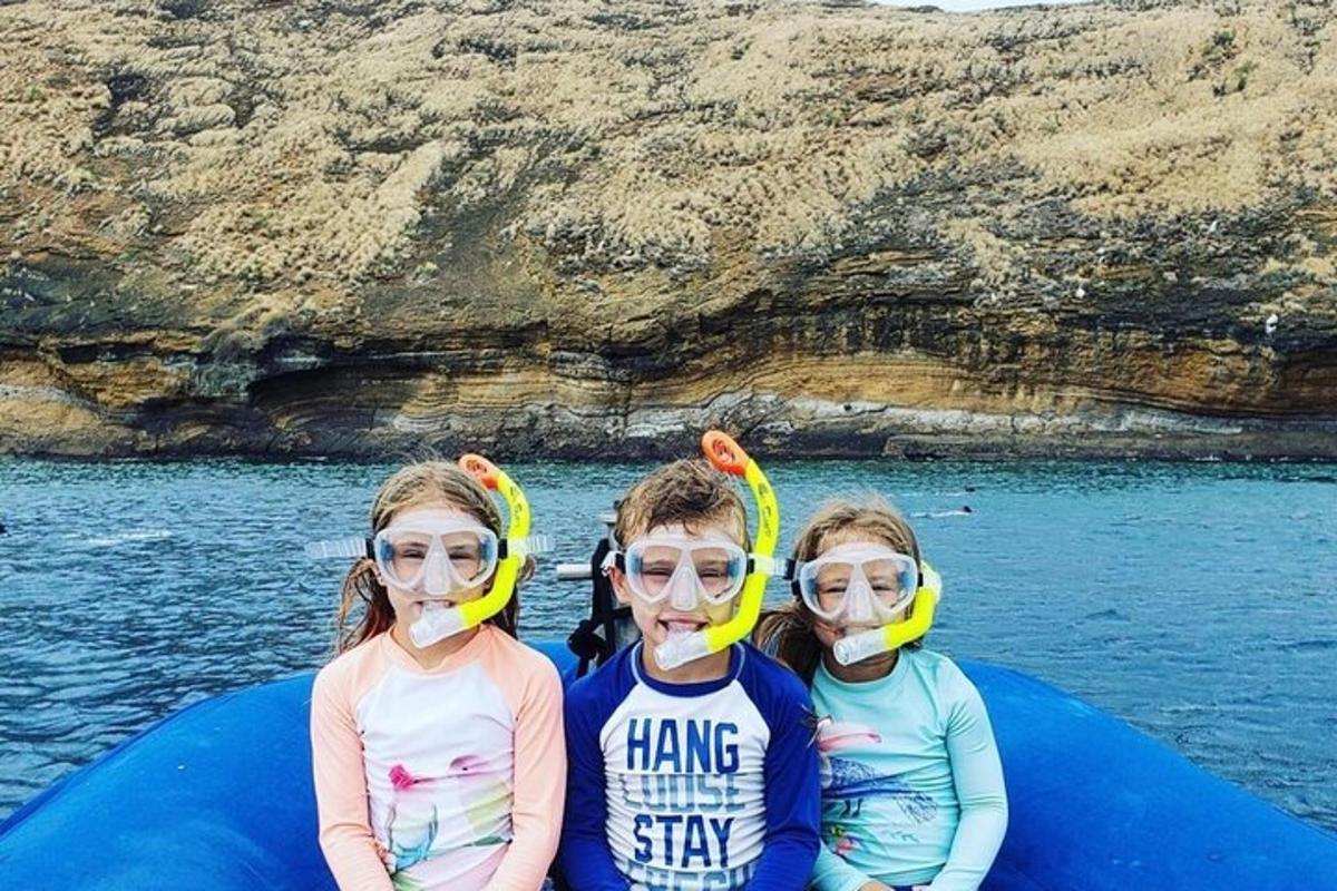 tre bambini su una zattera in acqua