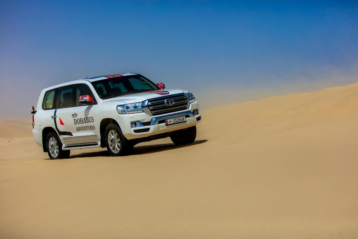 un camion bianco che attraversa il deserto