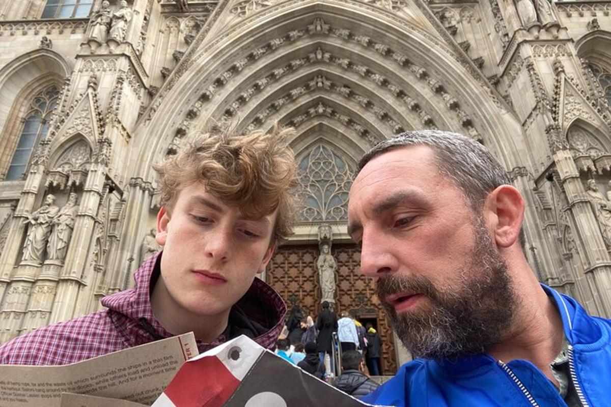 dwóch mężczyzn stojących przed budynkiem