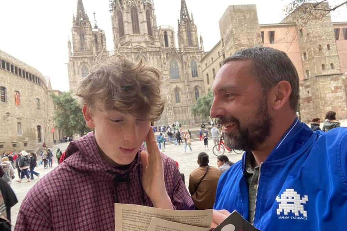 un home i una dona llegint un llibre davant d'una catedral