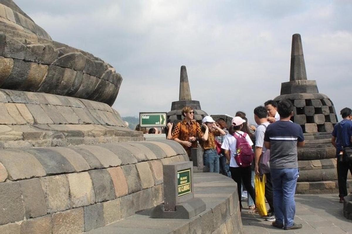 sekelompok orang berdiri di depan sebuah monumen