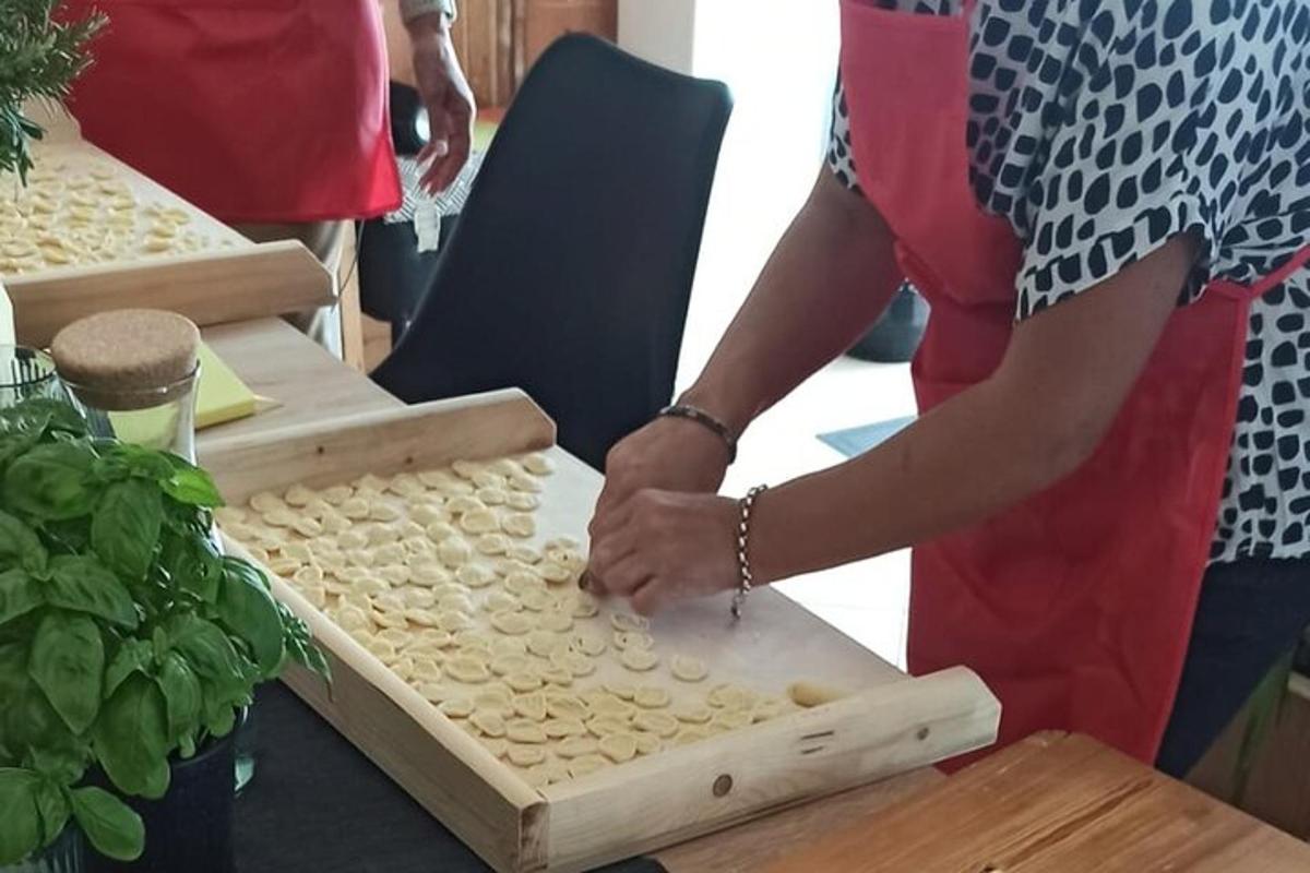 seorang wanita sedang menyediakan makanan di atas papan pemotong