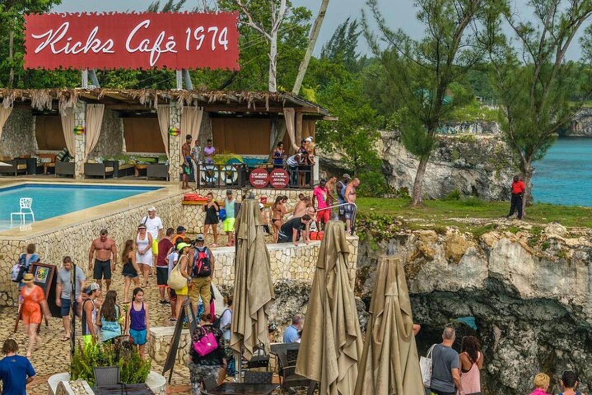 un grup de persones a la platja d'un complex turístic