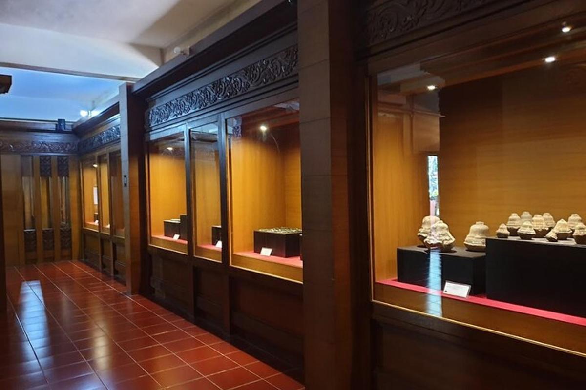 Un pasillo con una exhibición de artefactos en un museo.