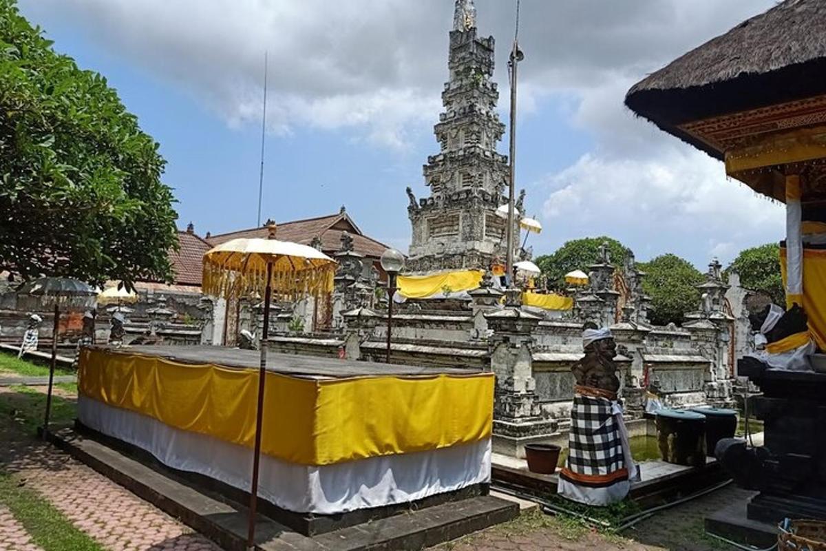 sebuah kuil dengan mezbah kuning dan putih di hadapan sebuah bangunan