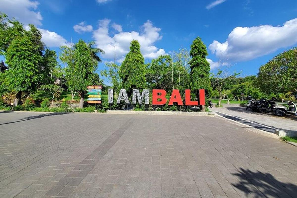 papan tanda yang mengatakan bola ham di tempat letak kereta