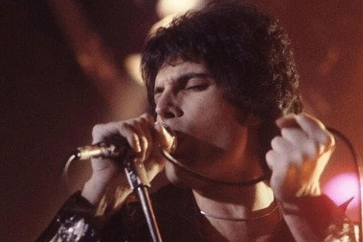un uomo sta cantando in un microfono