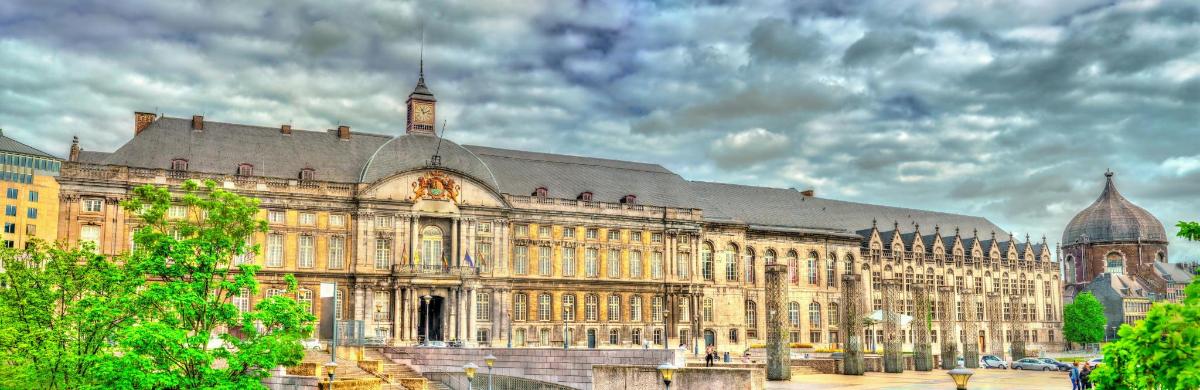 ein großes Gebäude mit einem Uhrenturm darauf