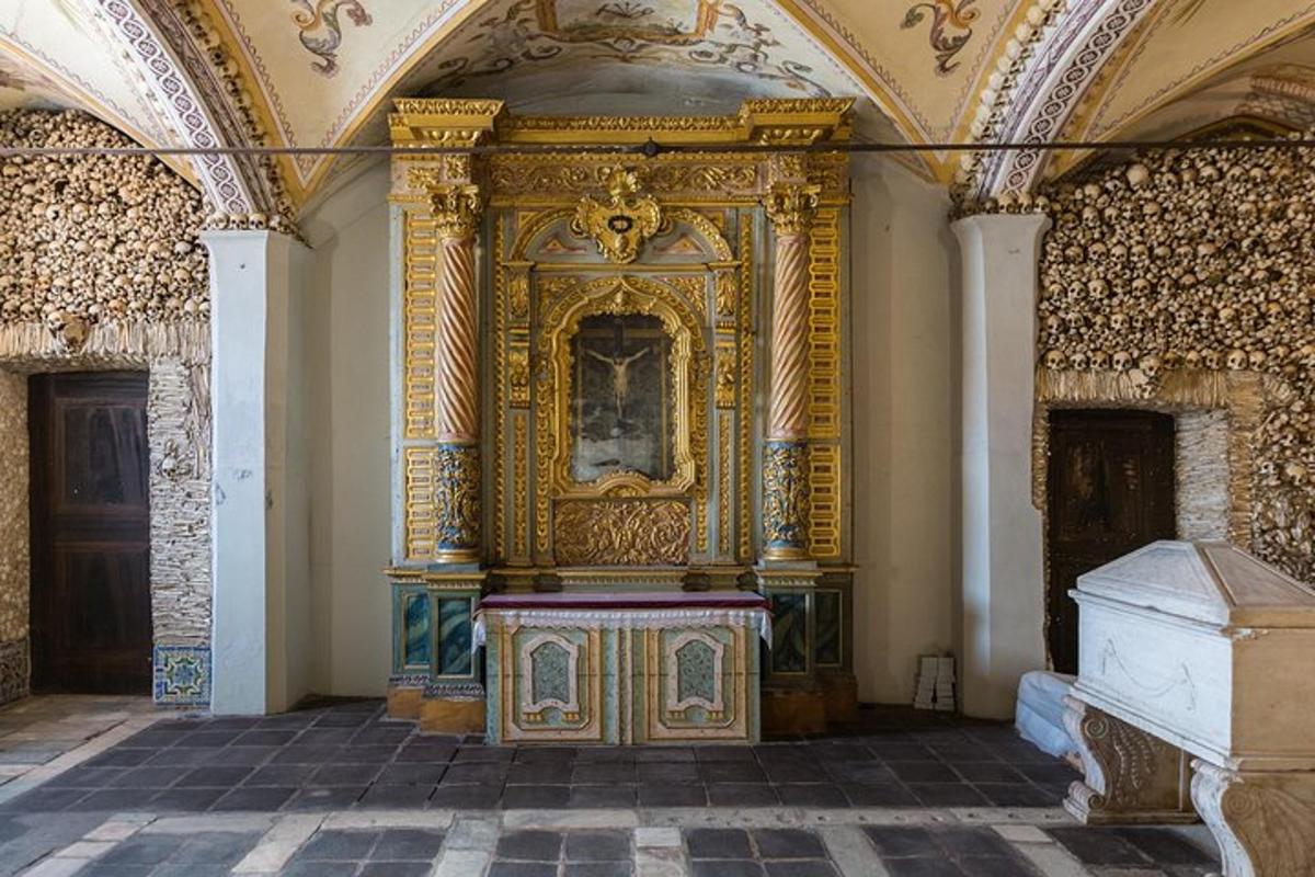 una stanza con grandi statue d'oro in un edificio