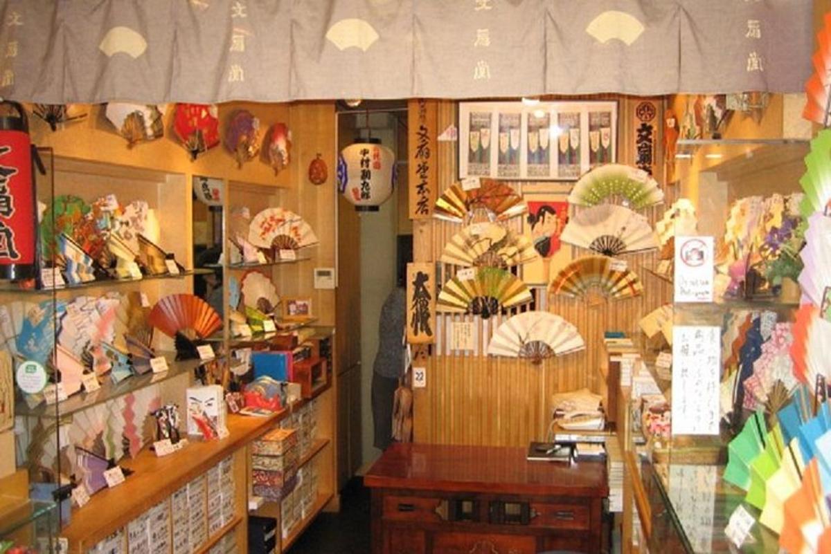 una tienda con mucho
