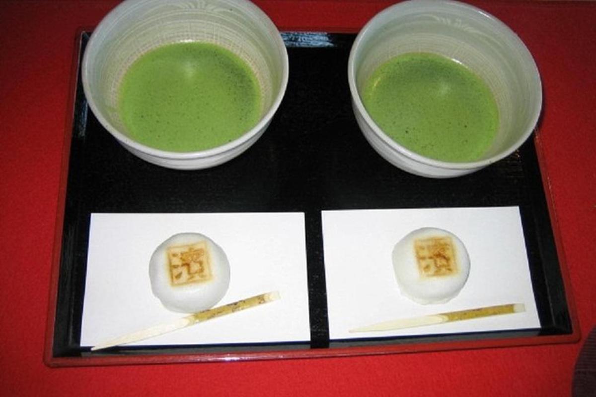 dos tazones de sopa verde y dos tazones de comida