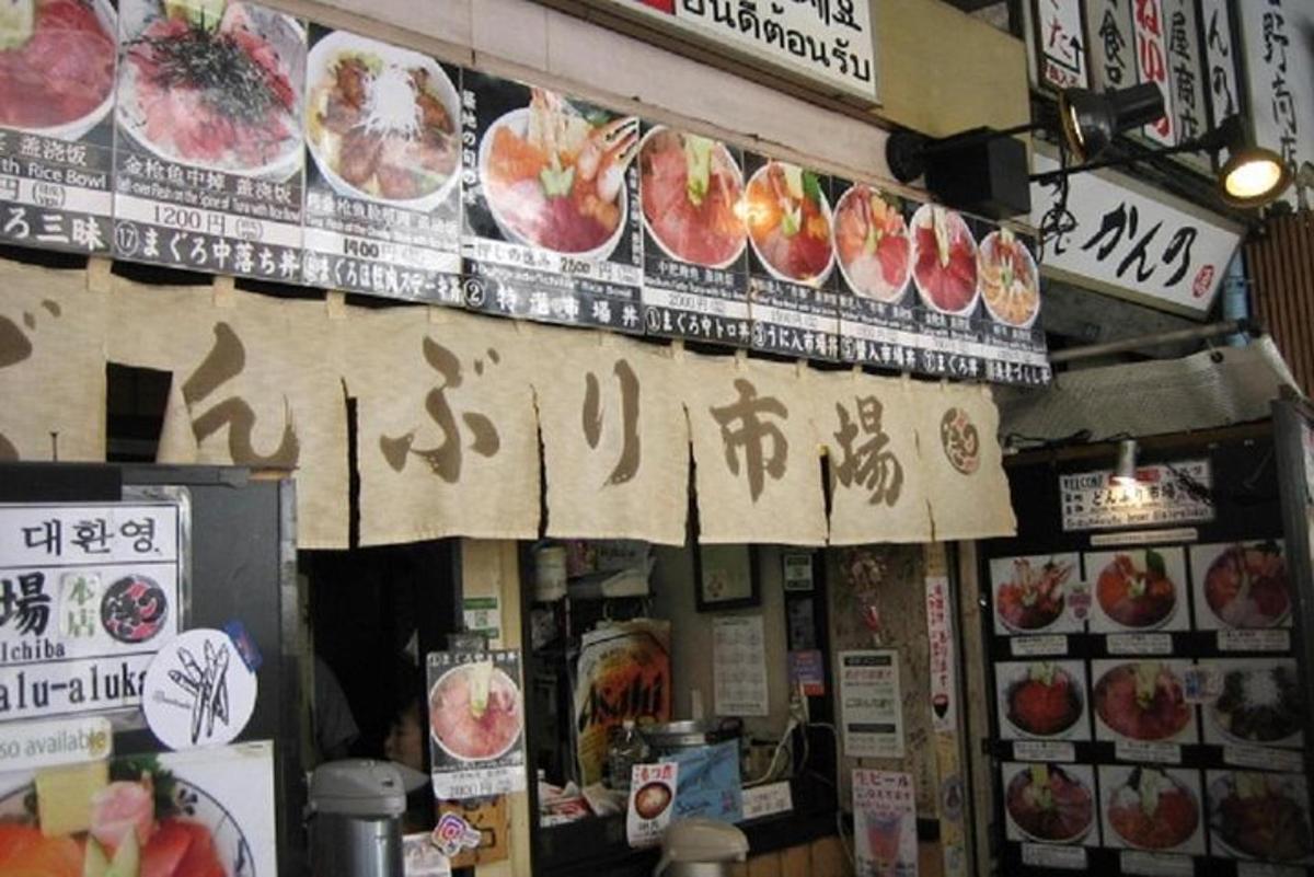 Una tienda con letreros asiáticos en el frente.