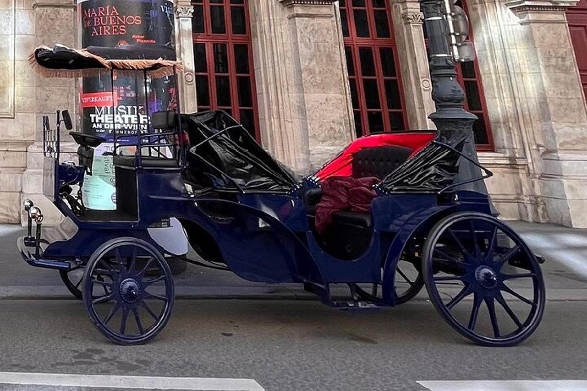 eine blaue Pferdekutsche auf einer Stadtstraße