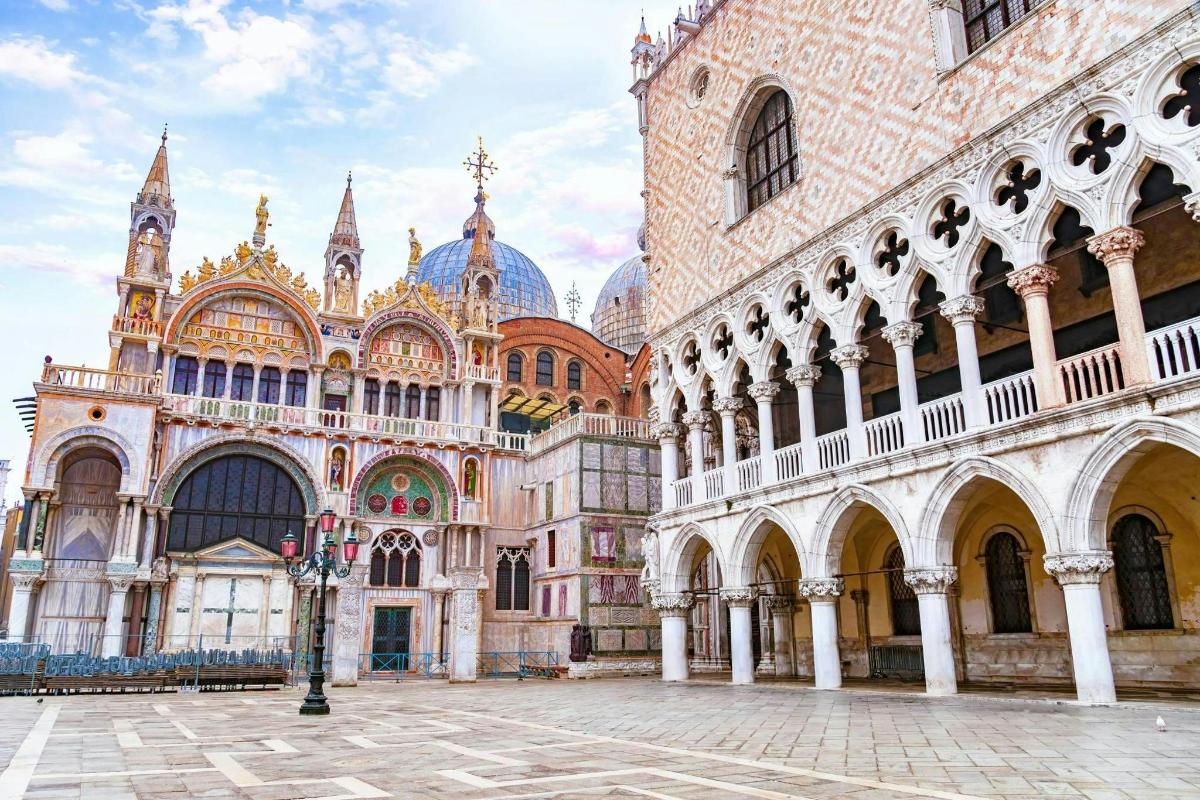 un grande edificio con un cortile antistante