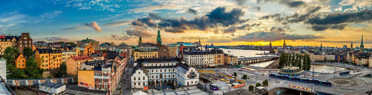 ein Blick auf eine Stadt mit Gebäuden und einem Sonnenuntergang