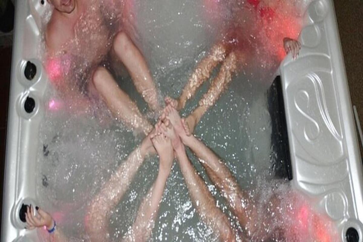 un gruppo di mani in una vasca da bagno con acqua