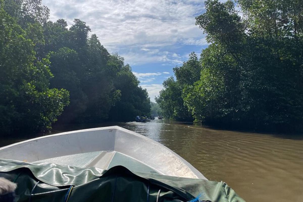 bot di dalam air di sungai
