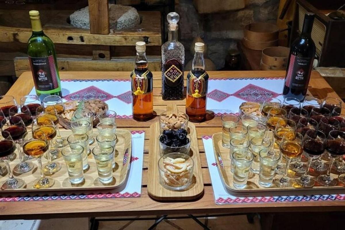 un tavolo con bicchieri di vino e bottiglie di alcolici