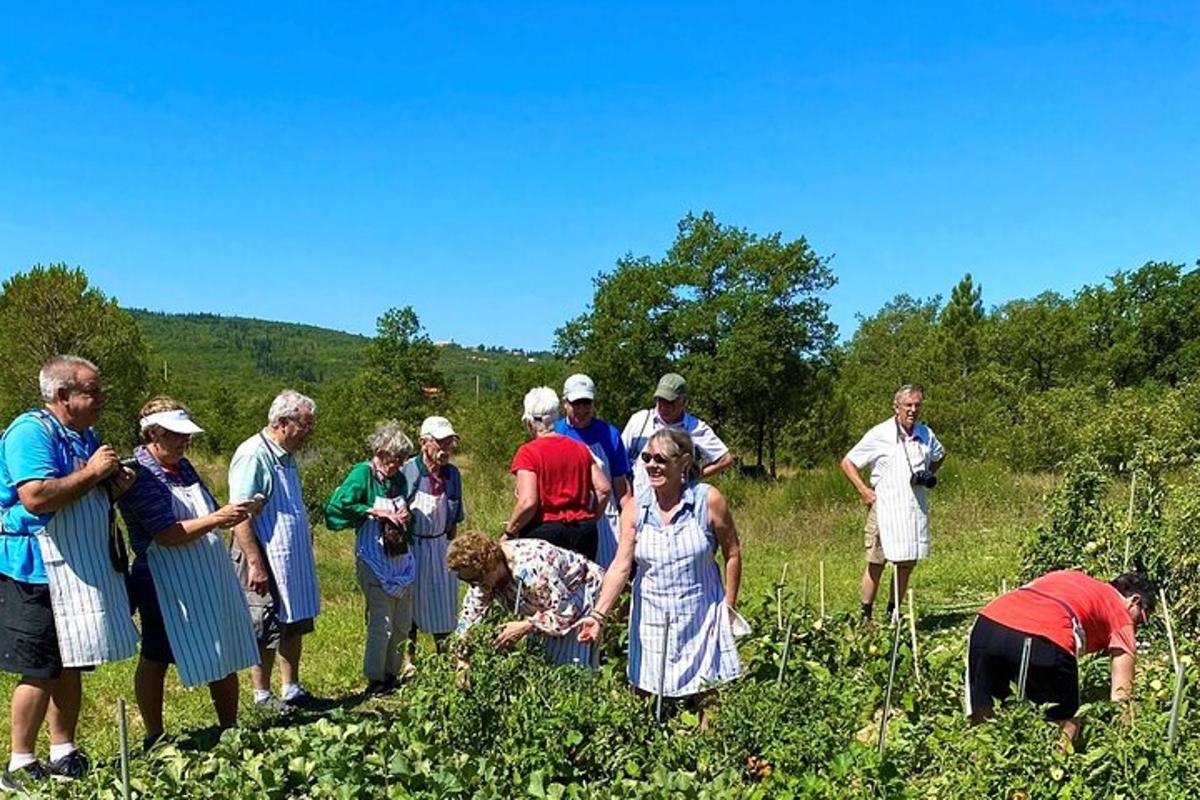 eine Gruppe von Menschen steht auf einem Feld