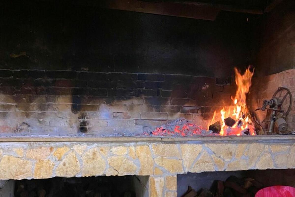 ein großer gemauerter Kamin mit Feuer darin