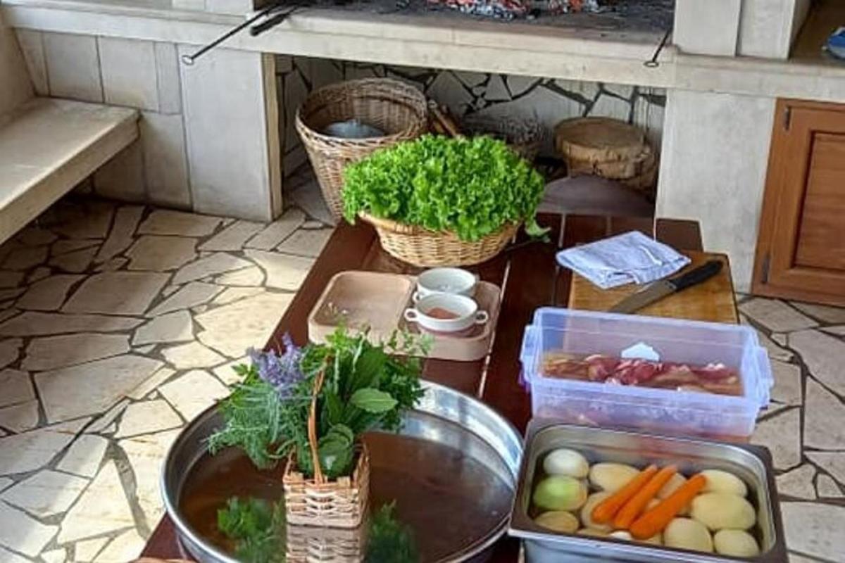 un tavolo con sopra carote e verdure