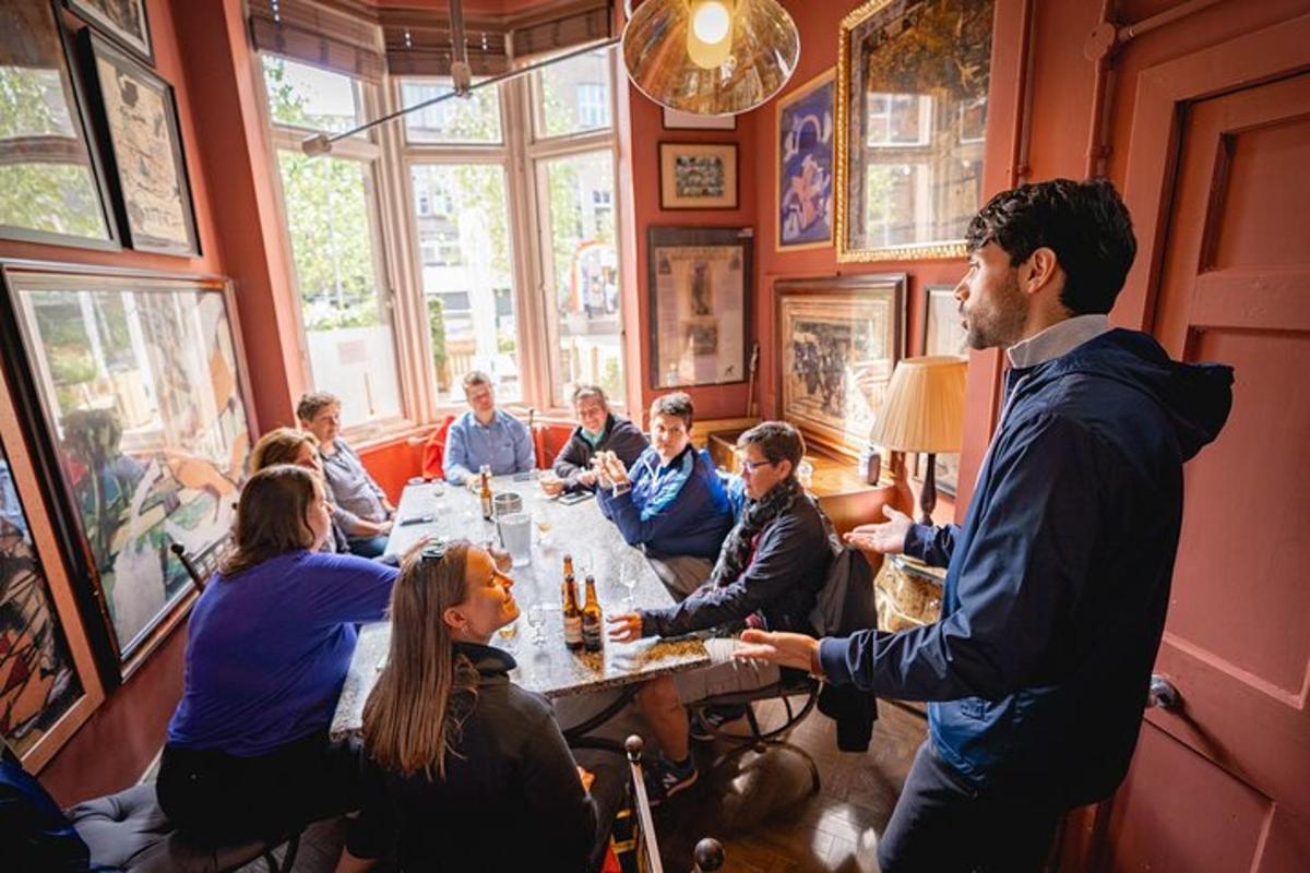 Un grupo de personas sentadas alrededor de una mesa en un restaurante.