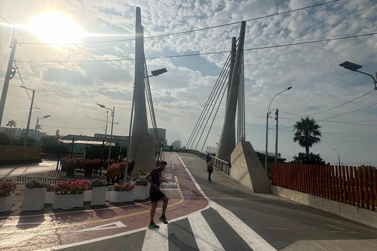 особа која прелази мост преко улице