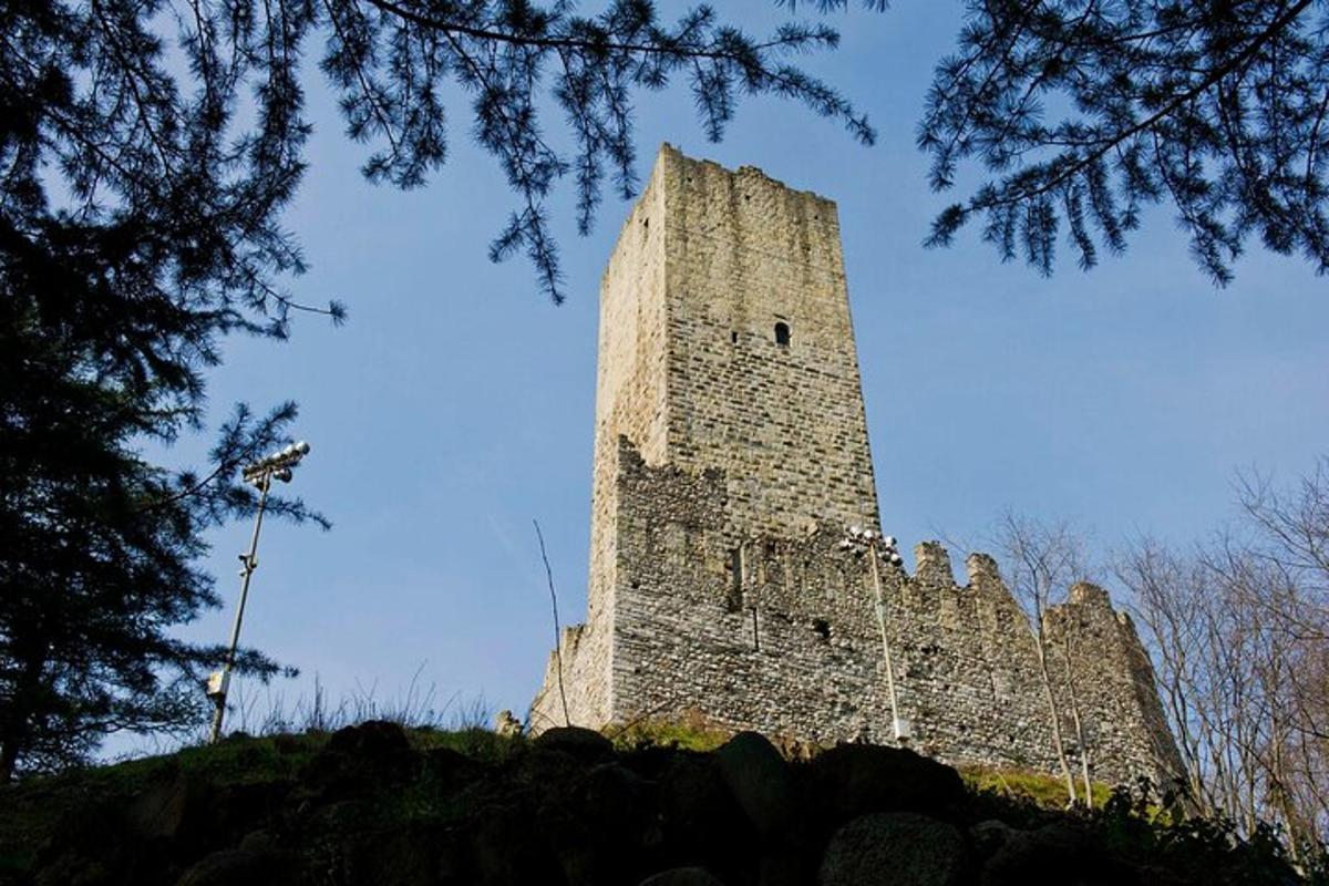 velika kamnita zgradba na vrhu hriba
