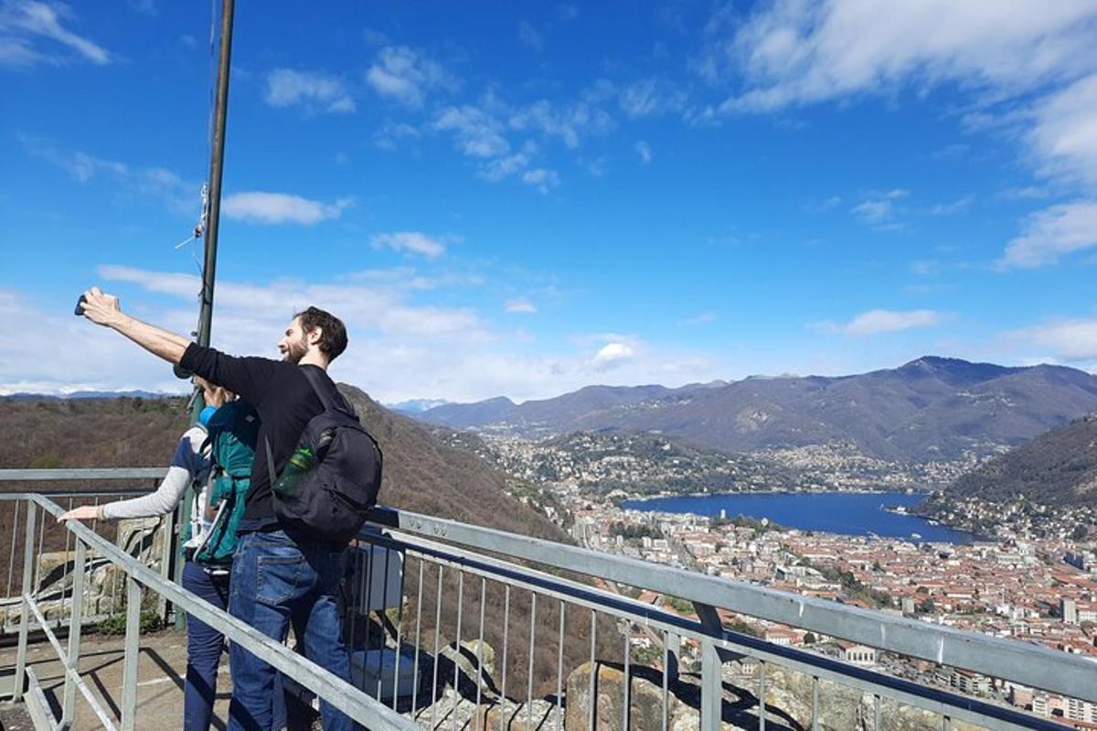 un uomo in piedi sulla cima di una montagna con le braccia tese