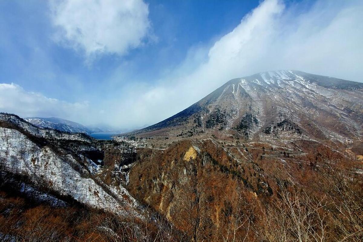 Una vista aérea de una montaña con nieve.