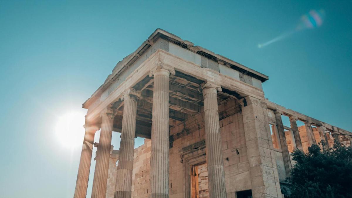 un edificio con colonne in cima
