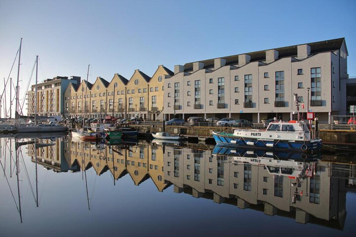 marina z łodziami na wodzie obok budynku