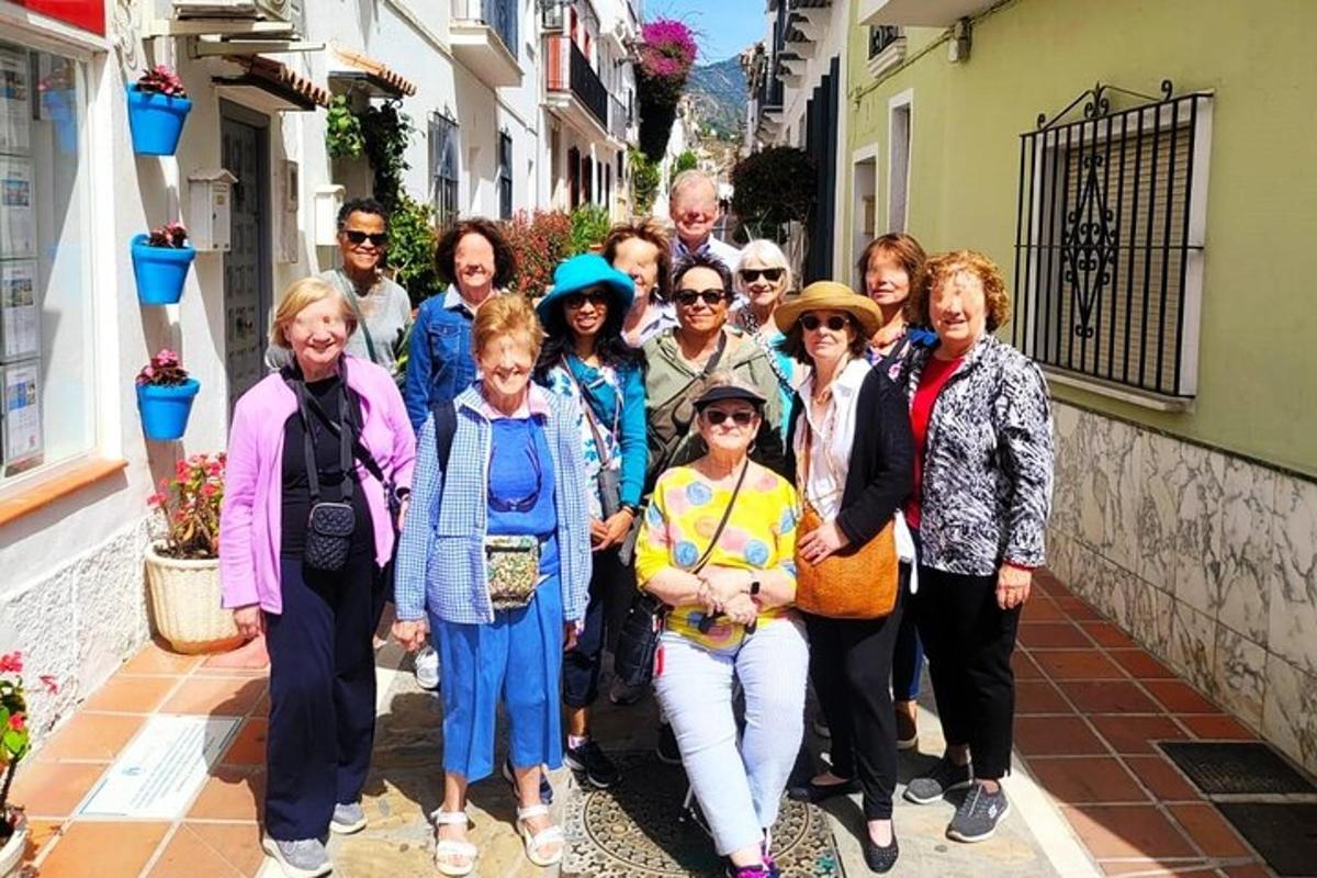 um grupo de pessoas posando para uma foto na rua